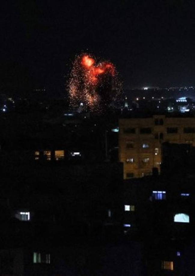 El ejército israelí asegura que en sus últimos ataques apuntó contra lo que denomina 'el metro' -túneles subterráneos que, según Israel, el movimiento islamista Hamás utiliza para transportar munición- y contra las viviendas de altos responsables de Hamás.