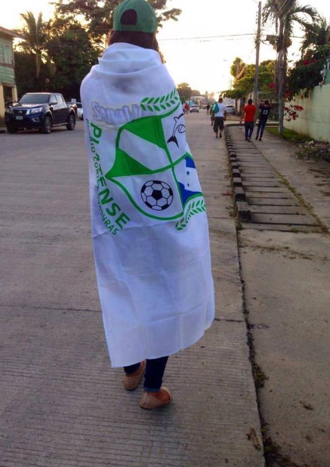 La chica es fanática del Platense desde muy niña, también es aficionada del AC Milan de Italia y fan de la chica es fan de Zlatan Ibrahimović.