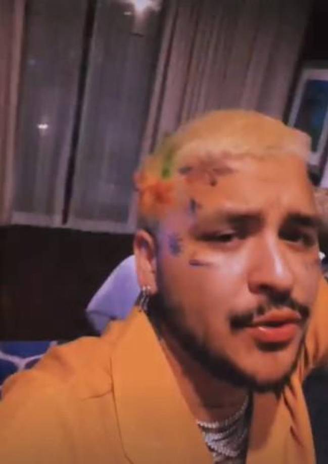 Otros usuarios aseguran que está copiando el look de J Balvin. 