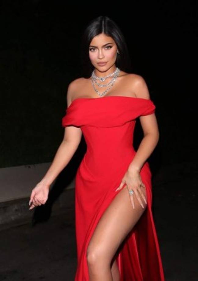 La empresaria fue captada haciendo unas compras este 20 de abril. Con un aspecto desaliñado y sin todo el maquillaje que luce en sus elaboradas fotos en redes sociales sus fanáticos tuvieron que verla dos veces para constatar que era Kylie.