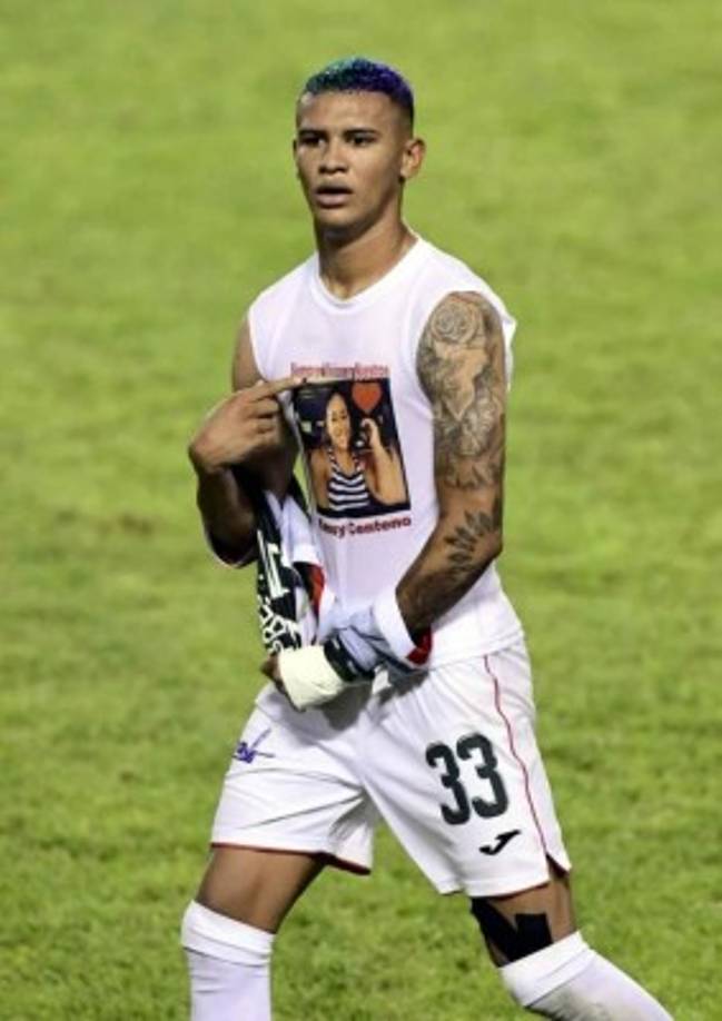 Kervin Arriaga dedicó su gol y mostró esta camiseta en memoria de su prima Kensy Centeno, quien murió embarazada el martes a causa del coronavirus.