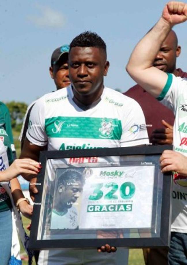 Edgard Álvarez posando con uno de los detalles que recibió en su despedida.