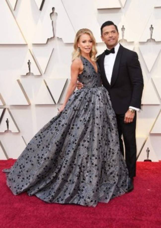 La presentadora de televisión estadounidense Kelly Ripa y su esposo, el actor Mark Consuelos.