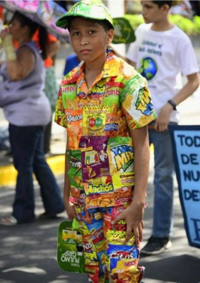 Este pequeño vestido con un traje de material reciclado se robó las miradas.