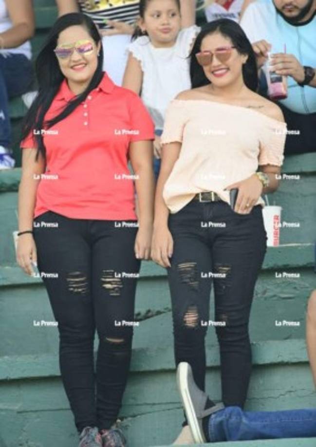 Bellas chicas que adornan el duelo entre Honduras Progreso vs Juticalpa.
