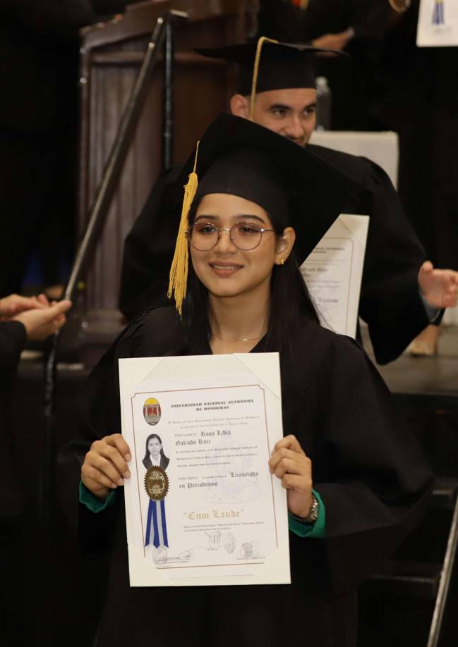 ¡Felices y orgullosos! Así festejan los nuevos egresados de Unah-vs