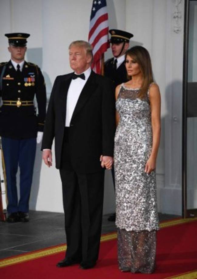 La primera dama estadounidense acudió a la cena con un vestido Chanel pintado y bordado a mano.