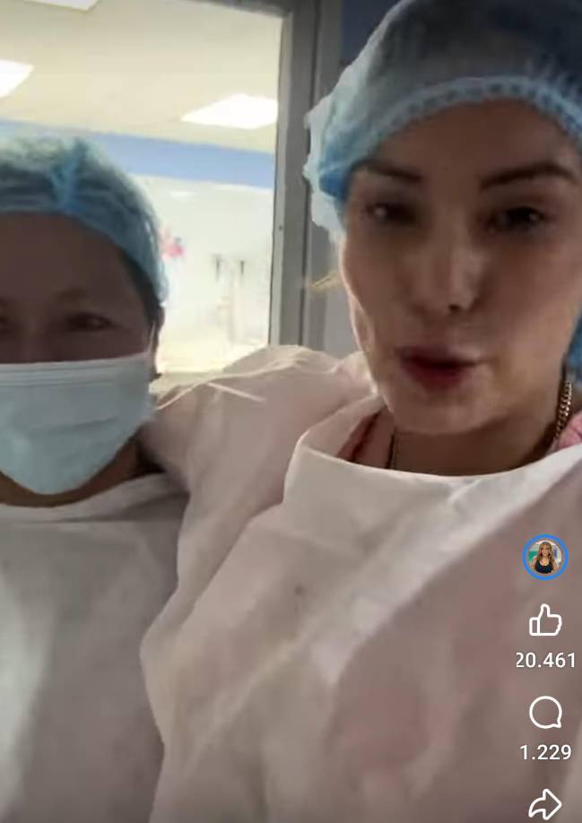 Elsa Oseguera también afirmó que prefiere invertir en las personas que la apoyan y que lo necesitan. Entonces, su donativo se centró en hacer sobres de mil lempiras cada uno. 