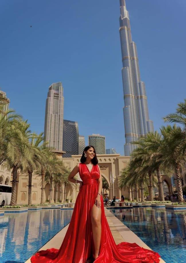 Danna es Licenciada en Relaciones Internacionales y posee un Máster en Negocios.