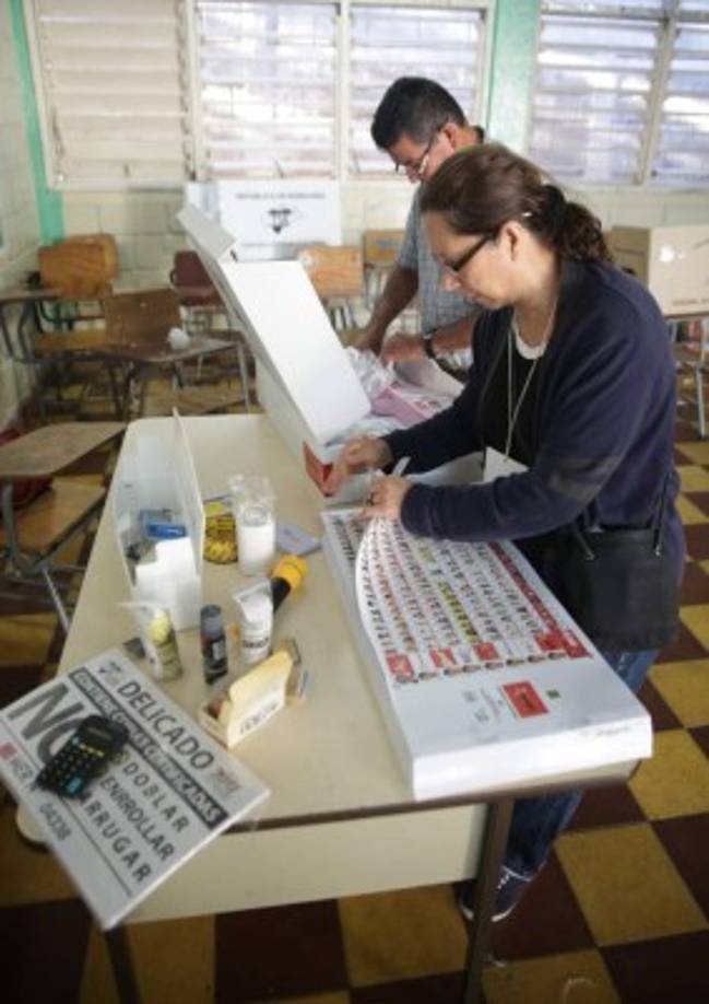 Personal de las mesas receptoras verifican los padrones electorales.