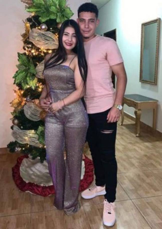 Benavídez: El mediocampista del Real España junto a su bella pareja Bella Siloet.