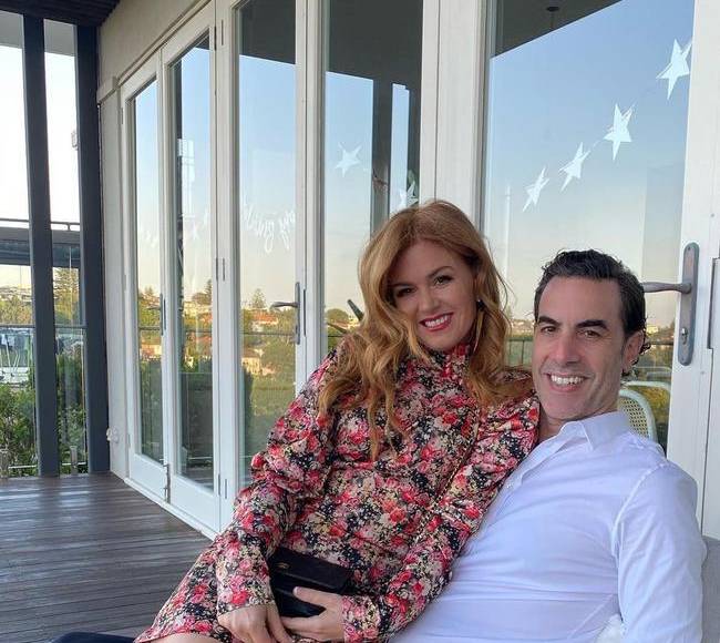 La revista People recordó este viernes que Cohen y Fisher se conocieron en 2001 en una fiesta en Sídney antes de que ambos ganaran la fama con ‘Borat’ y ‘Wedding Crashers’, respectivamente. En una entrevista concedida en 2020 al diario The New York Times, el actor dijo que supo “al momento” que ella iba a ser la mujer de su vida. 