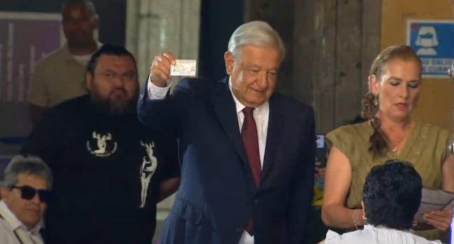 El presidente Andrés Manuel López Obrador ejerce su voto este domingo en Ciudad de México. Es la primera vez en un cuarto de siglo que AMLO no aparece en una papeleta presidencial.