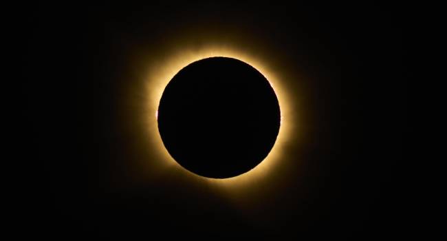 Un largo eclipse solar sorprendió este miércoles a millones de personas en distintas partes del mundo, luego de recorrer durante casi cuatro horas y media amplias zonas de Norteamérica, Europa y el oeste de África, antes de alcanzar su fase de totalidad en España. EFE