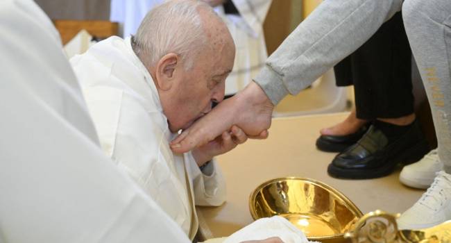 El papa Francisco lava y besa los pies a 12 mujeres que estan detenidas en cárcel de Roma.