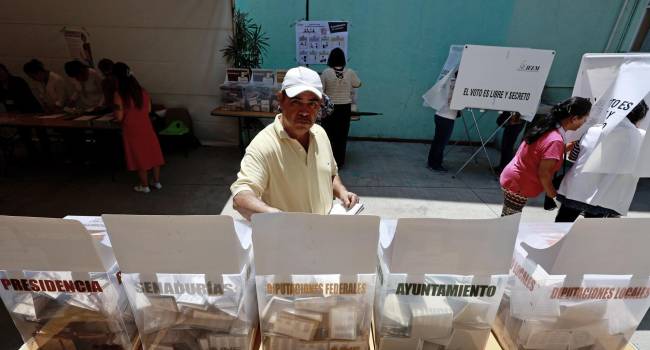 Ciudadanos emiten su voto en las elecciones generales mexicanas este domingo, en un colegio electoral en la ciudad de Toluca en el Estado de México (México). EFE/Felipe Gutiérrez