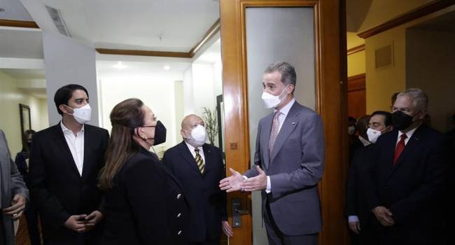 La presidenta electa de Honduras, Xiomara Castro, recibe al Rey de España, Felipe VI (c-d), previo a una reunión, ayer.
