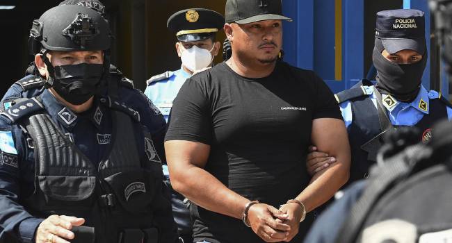 Miembros de las Fuerzas Especiales trasladan al presunto narcotraficante Raduan Omar Zamora Mayorga a la Corte Suprema de Justicia en Tegucigalpa el 16 de mayo de 2022, luego de ser capturado en el Caribe hondureño. (Foto: Orlando SIERRA / AFP)