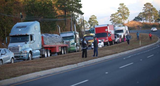 El paro del transporte de carga pesada provocó un intenso congestionamiento vial en las principales vías carreteras que dan acceso a Tegucigalpa.