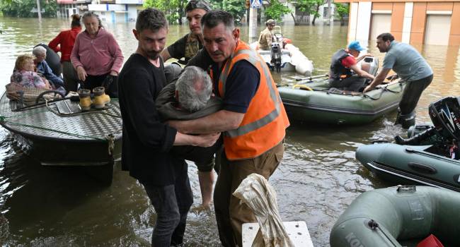 Equipos de rescate evacuan a ciudadanos ucranianos de las regiones inundadas por la destrucción de una represa en Jersón.