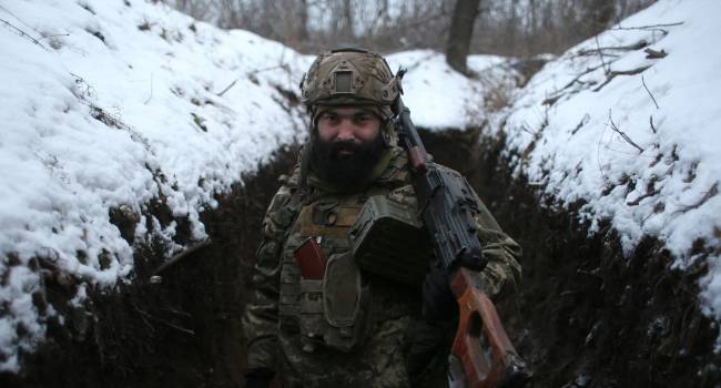 Militares ucranianos apostados en la frontera con Rusia están preparados para defender a su país ante un eventual ataque ruso.