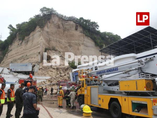 Aún persiste la angustia y la zozobra en la zona sur de la capital, luego de que parte de un cerro colapsara sobre las bodegas de una empresa que comercializa equipos electromecánicos en la colonia Loarque de Tegucigalpa.