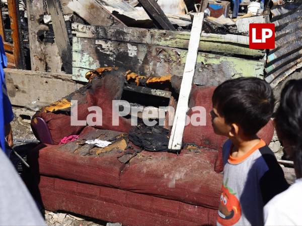 Momentos de profundo dolor e impotencia viven los vecinos y familiares de los seis integrantes de una misma familia que murieron calcinados durante un voraz incendio registrado en horas de la madrugada en los bordos de Esquipulas, en el sector de la aldea El Carmen, San Pedro Sula.