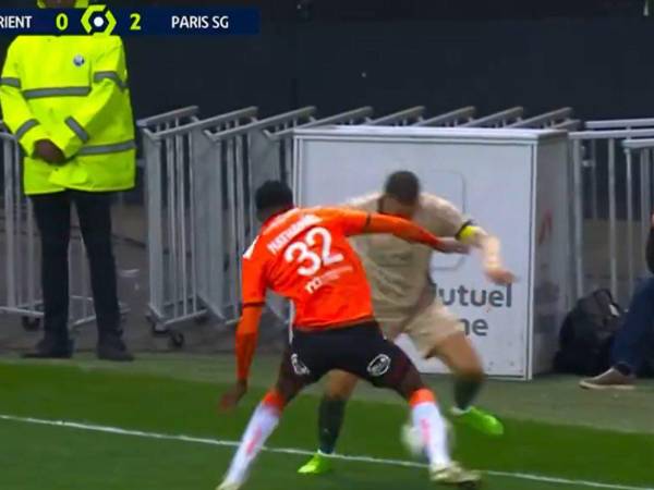 Mbappé humilló a defensa con una jugada que le da la vuelta al mundo