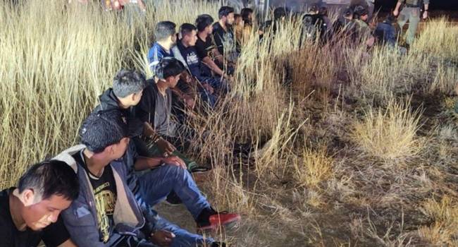 Fotografía cedida por el Departamento de Seguridad Pública de Texas (DPS Texas) que muestra a los 23 inmigrantes indocumentados que fueron hallados la cabina de descanso de un camión durante una control de tráfico de la Operación Estrella Solitaria en el condado de La Salle en Texas (EE.UU.).