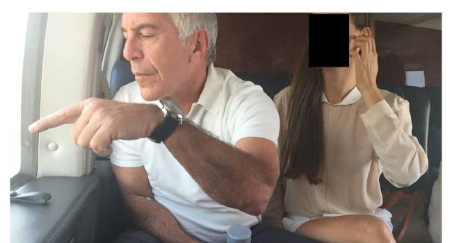 Fotografía sin fecha específica de toma, publicada por los demócratas del Comité de Supervisión de la Cámara Baja (Oversight Dems), que muestra a Jeffrey Epstein (i) con una mujer no identificada en un avión.