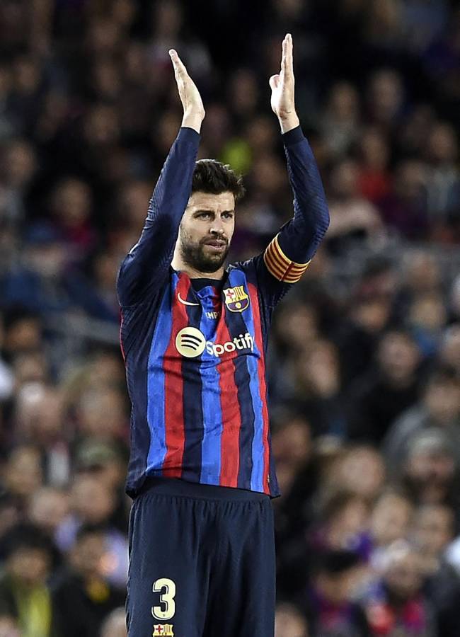 Gerard Piqué aplaude el apoyo y cariño que le mostró la afición del Barcelona en su despedida del Spotify Camp Nou.
