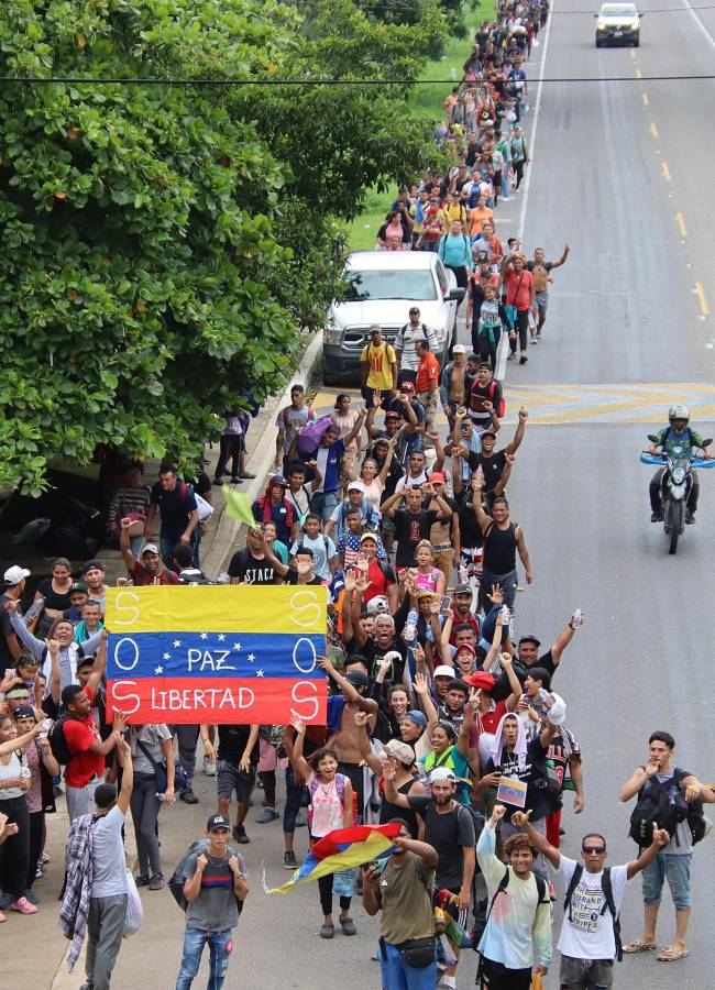 Migrantes caminan en caravana para intentar llegar a Estados Unidos.