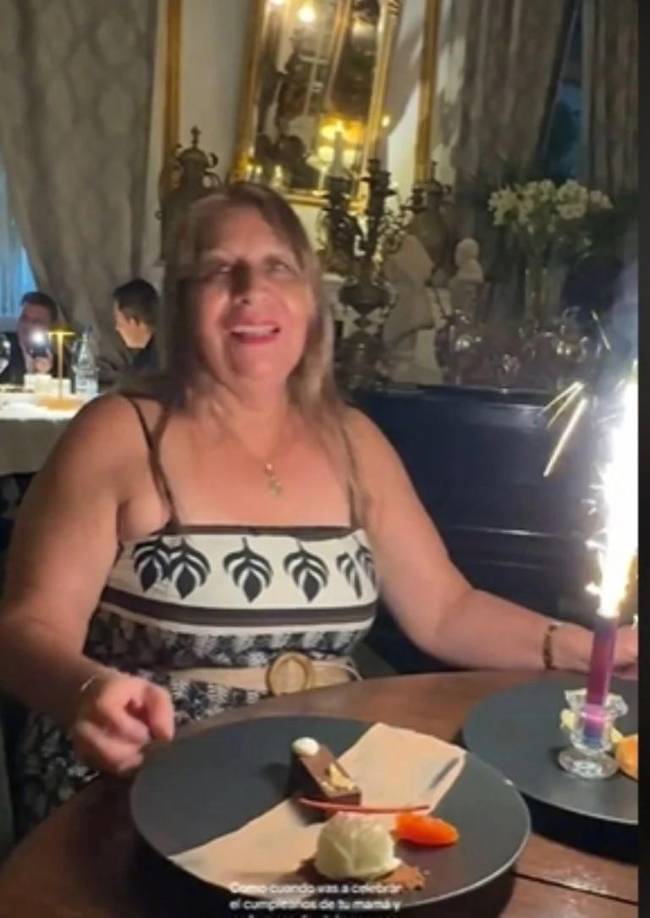 En un video que circula en redes, un hombre captura el tierno momento en el que su madre recibe una rebanada de pastel adornada con una vela de bengala en su cumpleaños. La festejada aplaude alegremente, disfrutando del detalle, sin imaginar que a unas mesas de distancia, se encontraba Luis Miguel en compañía de unas personas. 