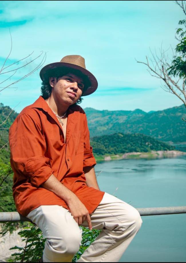 Él es Stanley Banegas, un joven que aunque no recibió una preparación académica artística, destaca por su uso de una técnica mixta. 