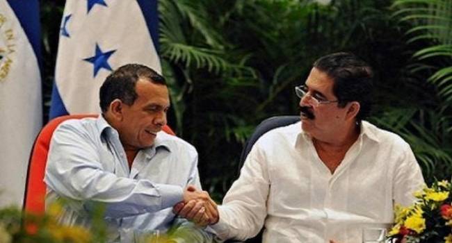 Fotografía muestra a los expresidentes hondureños, Porfirio Lobo Sosa (izq) y Manuel Zelaya Rosales (der).