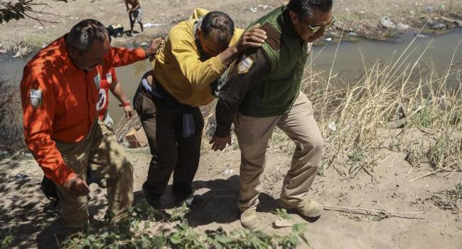 Moisés Rojas de Venezuela es rescatado por agentes del Grupo Beta y del Instituto Nacional de Migración con una herida en un pie mientras intentaba cruzar el Río Bravo.