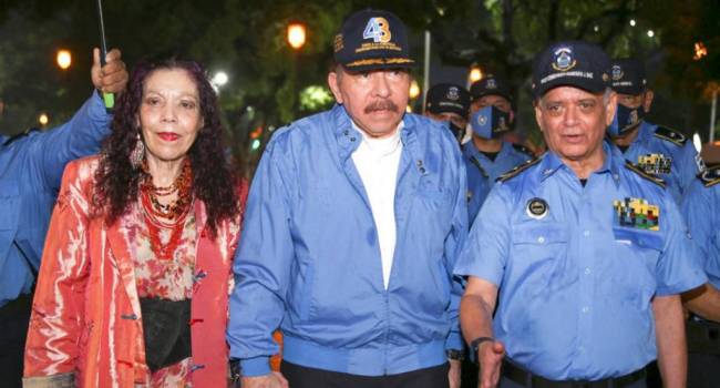 El presidente de Nicaragua, Daniel Ortega (centro), su esposa Rosario Murillo y el director de la Policía Nacional, Francisco Díaz Madriz un un evento público.