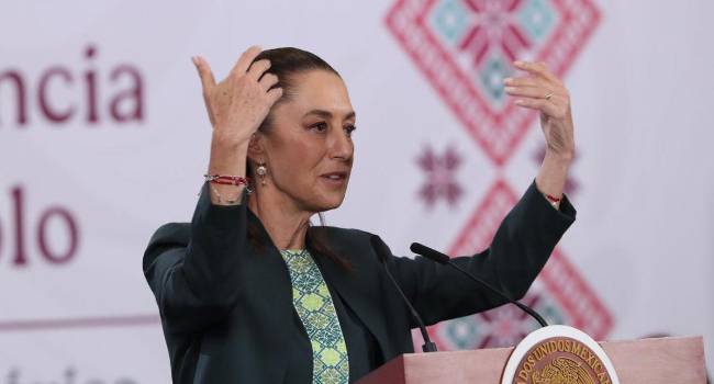 La presidenta de México, Claudia Sheinbaum, habla durante una rueda de prensa este miércoles, en el Palacio Nacional de Ciudad de México.