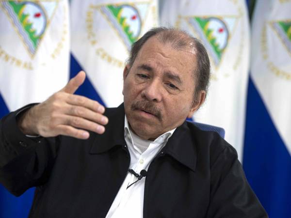 El presidente de Nicaragua, Daniel Ortega, habla durante una entrevista para la agencia EFE.