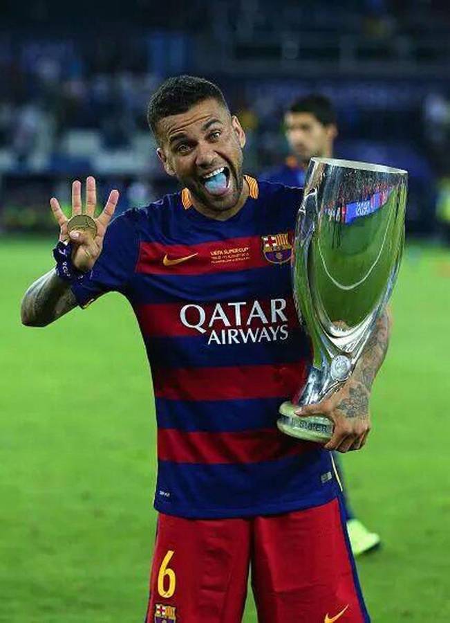Dani Alves en el FC Barcelona disputó 408 partidos y ganó 23 títulos: tres Champions, tres Supercopas de Europa, tres Mundiales de Clubs, seis Ligas, cuatro Copas del Rey y cuatro Supercopas de España.