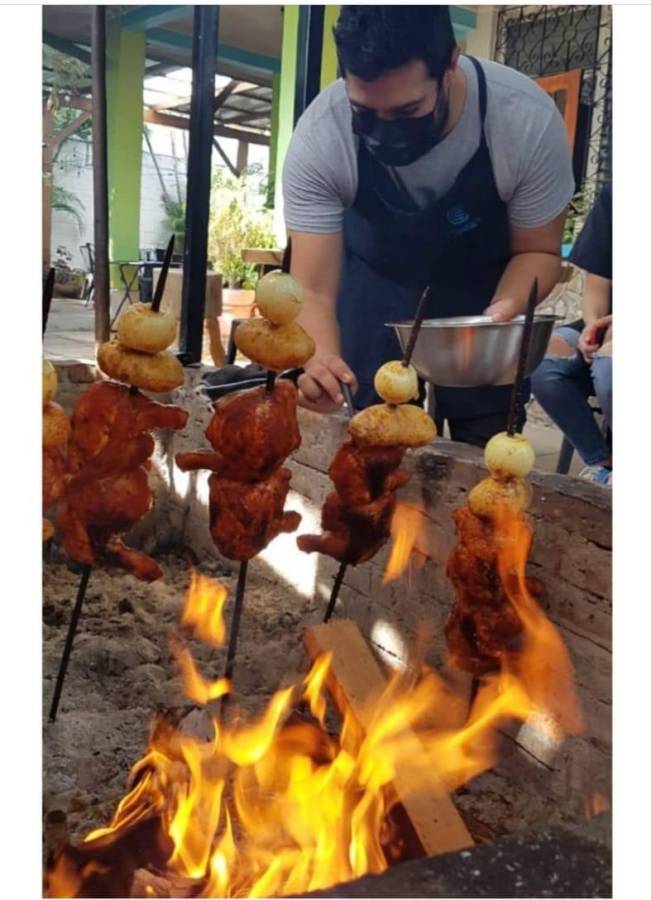 Con maestría, el cocinero prepara una inmensa variedad de platillos cuya influencia viene en gran parte de su aprendizaje en Miami y Barcelona.