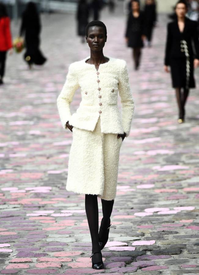La colección juega con los contrastes: las “parisiennes” con el traje de tweed con faldas.