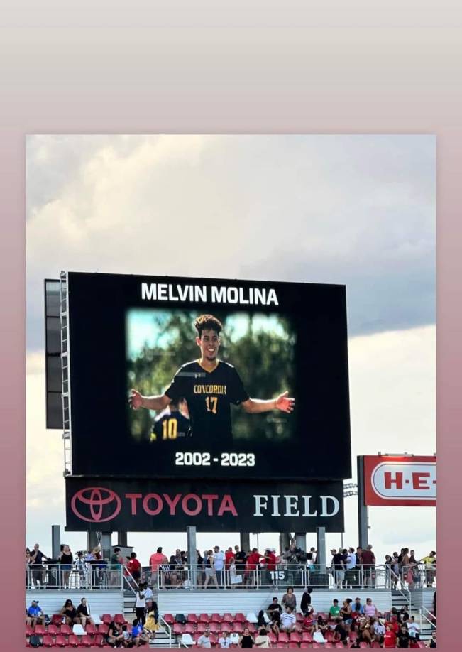 El estadio Toyota Field de San Antonio, Texas ambién se unió al tibuto a Melvin Molina. 