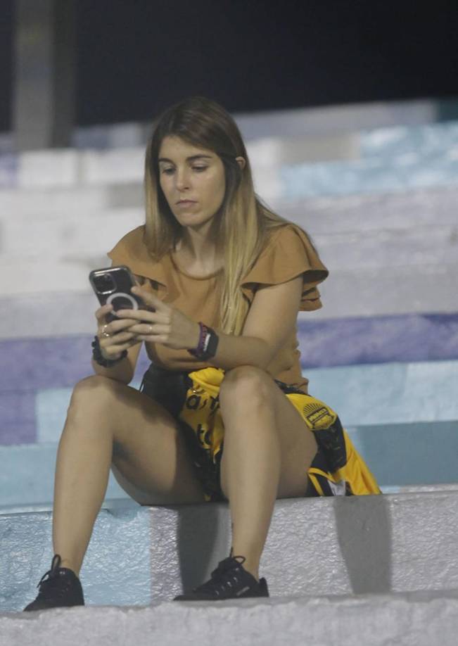 Otra bella chica aficionada del Real España que asistió al estadio Morazán.