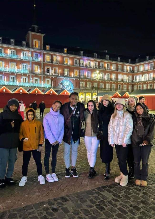‘Choco’ Lozano sacó esta fotografía de sus familiares en la Plaza de la Villa de Madrid, España.