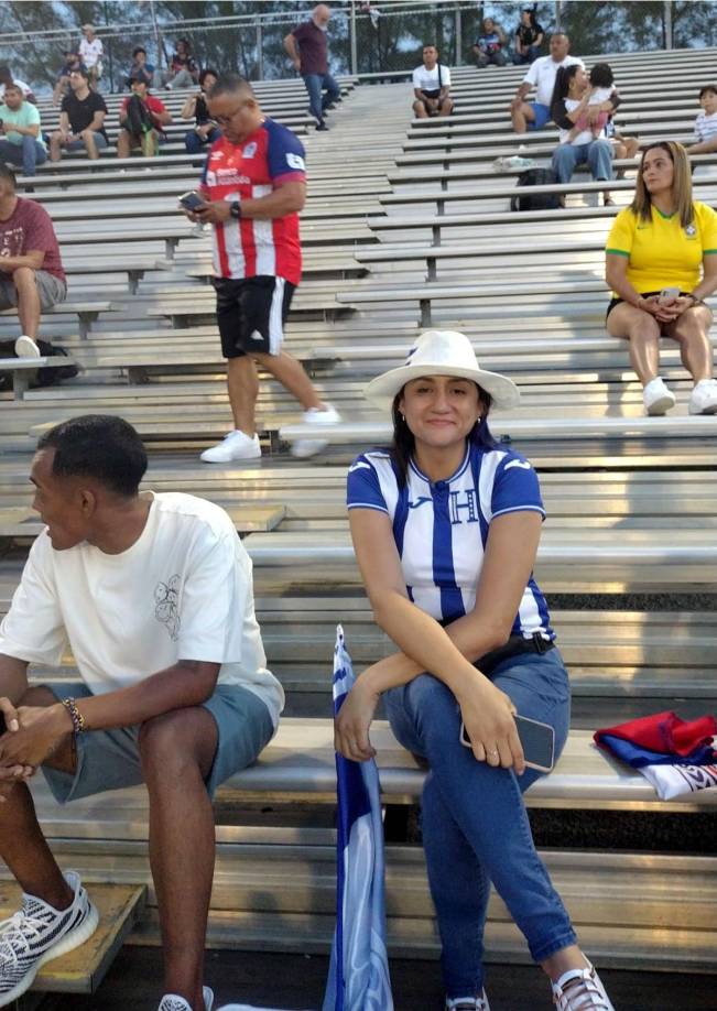 Algunos aficionados optaron por usar la camiseta de la Selección de Honduras.