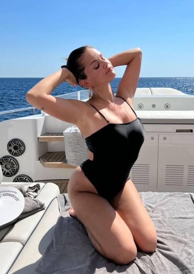 Selena Gómez: “Sé que soy un poco exigente, pero creo que tengo principios, y creo que vivo en un mundo en el que muchos hombres confunden tener principios con ser exigente”. gracias a esto podemos ver una nueva etapa de la artista con una mentalidad más madura.