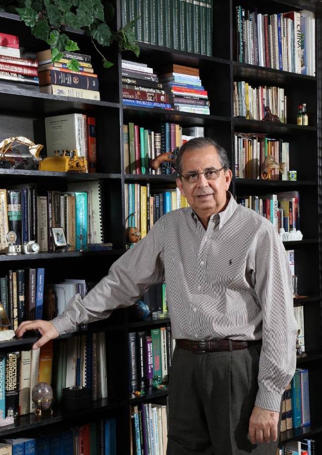 Al principio era un poco difícil manejar su tiempo entre familia y teatro, pero logro solventarlo a través de los años. “Siempre busco retarme con cada obra y no me gustan las obras fáciles”, aseguraba Don Chico.