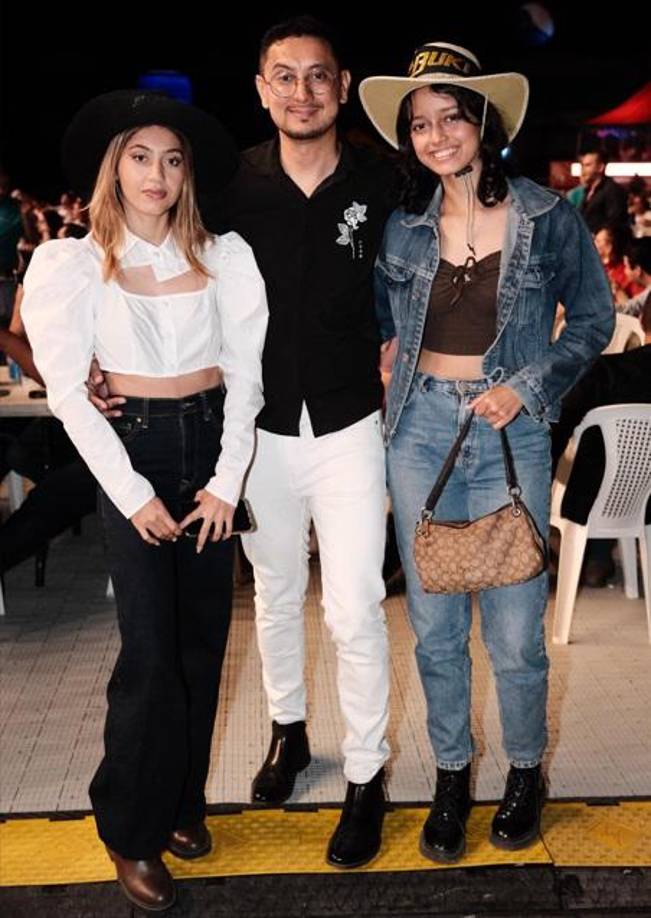 Sandra Argueta, Julio Munguía y Alejandra Munguía.