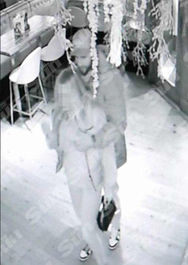 Otra de las acciones más criticadas del video, fue cuando Walker empezó a besar a una de las mujeres de las que estaba acompañado y después de eso le tocó los senos.